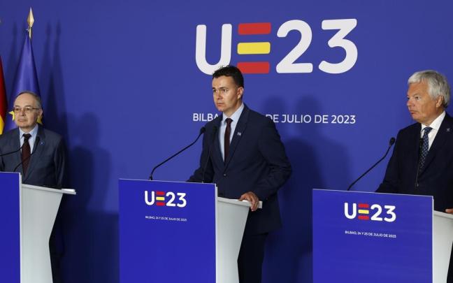 El secretario de Estado para la UE, Pascual Navarro; el ministro de Industria, Héctor Gómez; y el comisario Didier Reynders, ayer en Bilbao. El secretario de Estado para la UE, Pascual Navarro; el ministro de Industria, Héctor Gómez; y el comisario Didier Reynders, ayer en Bilbao.