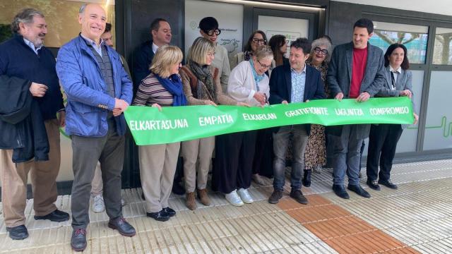 Bakartxo Salvet, voluntaria de la AECC, corta la cinta en la inauguración de la sede de Zarautz.