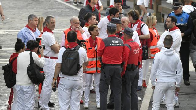 La Presidenta Chivite visitando el dispositivo que atiende a las personas heridas en los encierros