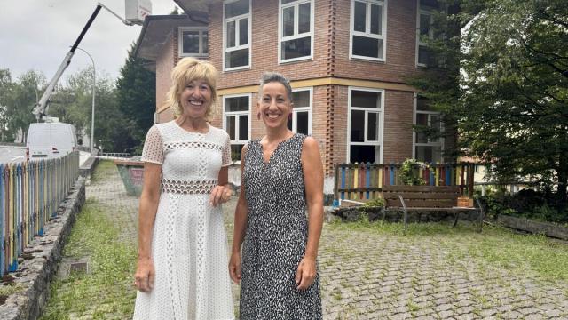Arantxa Aldalur, técnica de Educación, e Irune Urbieta, concejala de Educación en el exterior de la EOI de Zarautz.