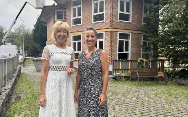 Arantxa Aldalur, técnica de Educación, e Irune Urbieta, concejala de Educación en el exterior de la EOI de Zarautz.