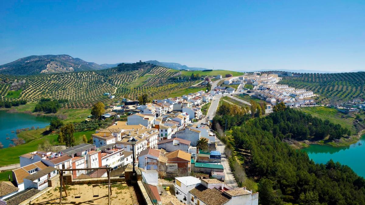 La localidad, vista desde la zona más alta, junto al castillo.