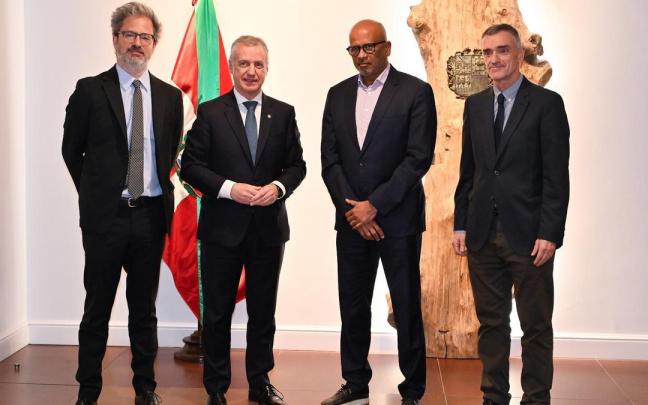 Garrigues, Urkullu, Manikkalingam y Fernández, en el encuentro mantenido este miércoles en Bilbao