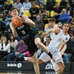 Agustín Ubal penetra a canasta ante la defensa de Travis Trice.