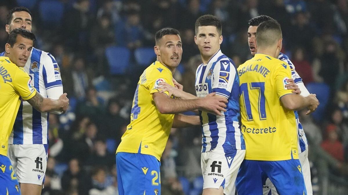 Merino, Zubeldia y Carlos Fernández, este viernes marcados por defensas del Cádiz.