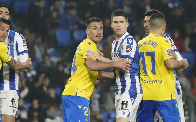 Merino, Zubeldia y Carlos Fernández, este viernes marcados por defensas del Cádiz.
