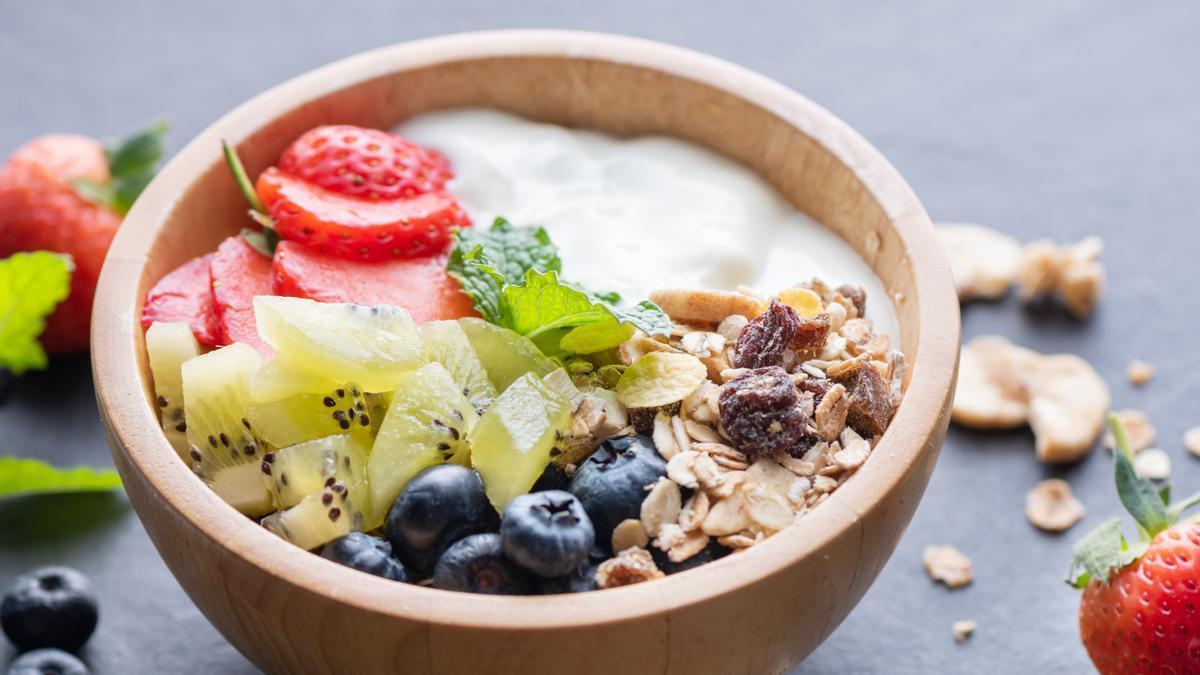 Yogur con frutas y frutos secos.