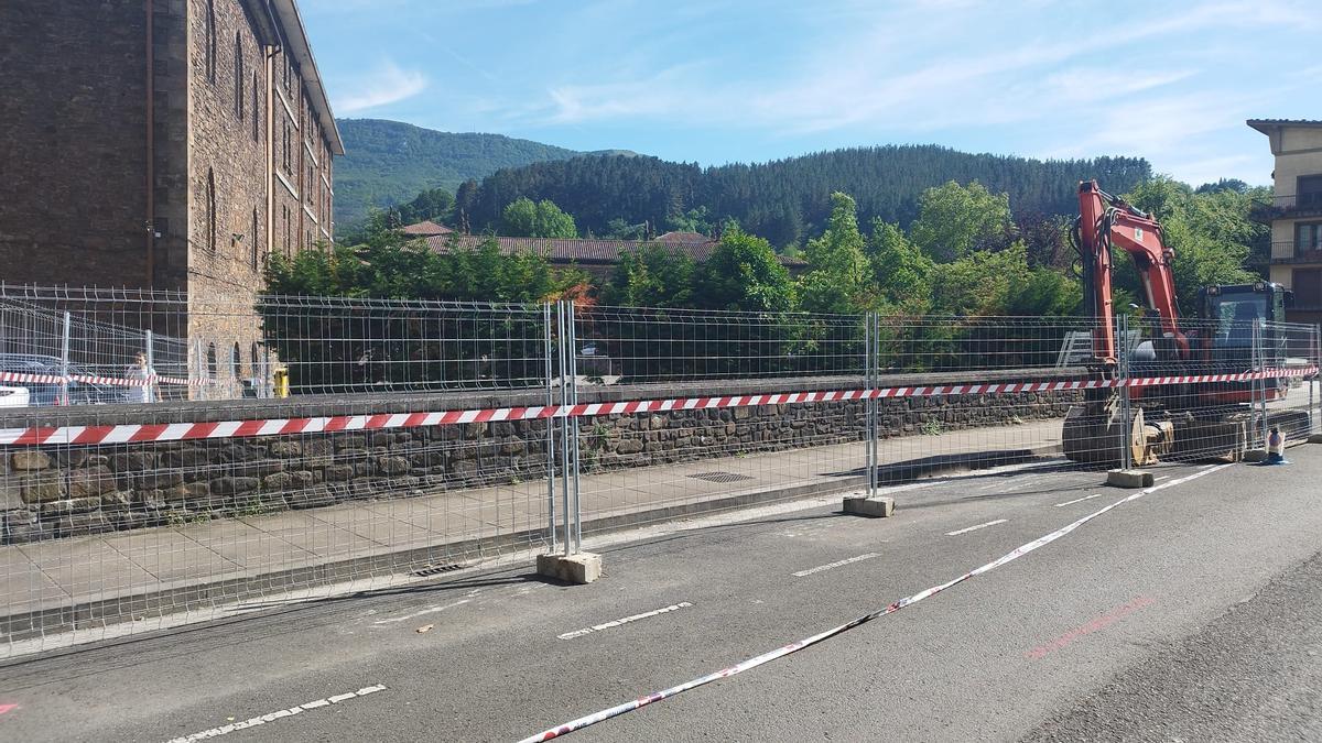 La zona ya se ha vallado para iniciar la obra de la rampa por la que accederán los camiones.