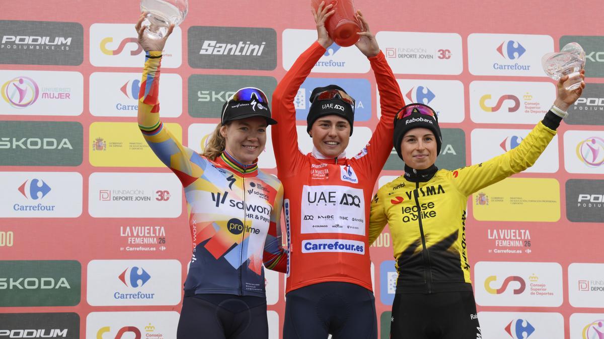 Blasi, campeona, con Van der Breggen, segunda, y Bunel, tercera.