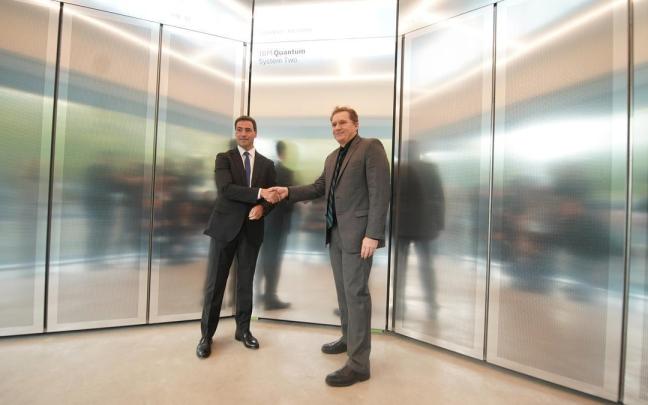 El lehendakari, Imanol Pradales, junto al director de IBM Research y vicepresidente de IBM Quantum, Jay Gambetta.
