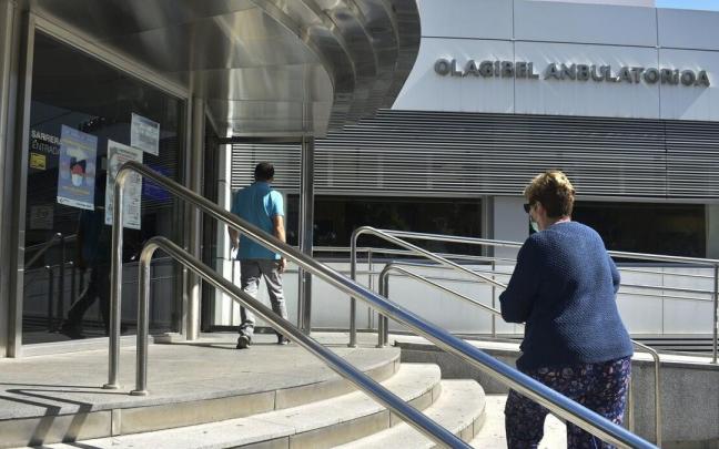 Personas en el ambulatorio de Olaguibel.