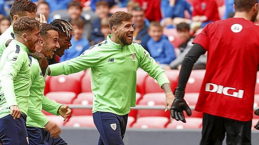 Iñigo, con sus compañeros, esta semana en San Mamés. | FOTO: EFE