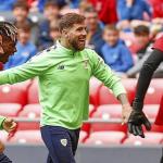 Iñigo, con sus compañeros, esta semana en San Mamés. | FOTO: EFE