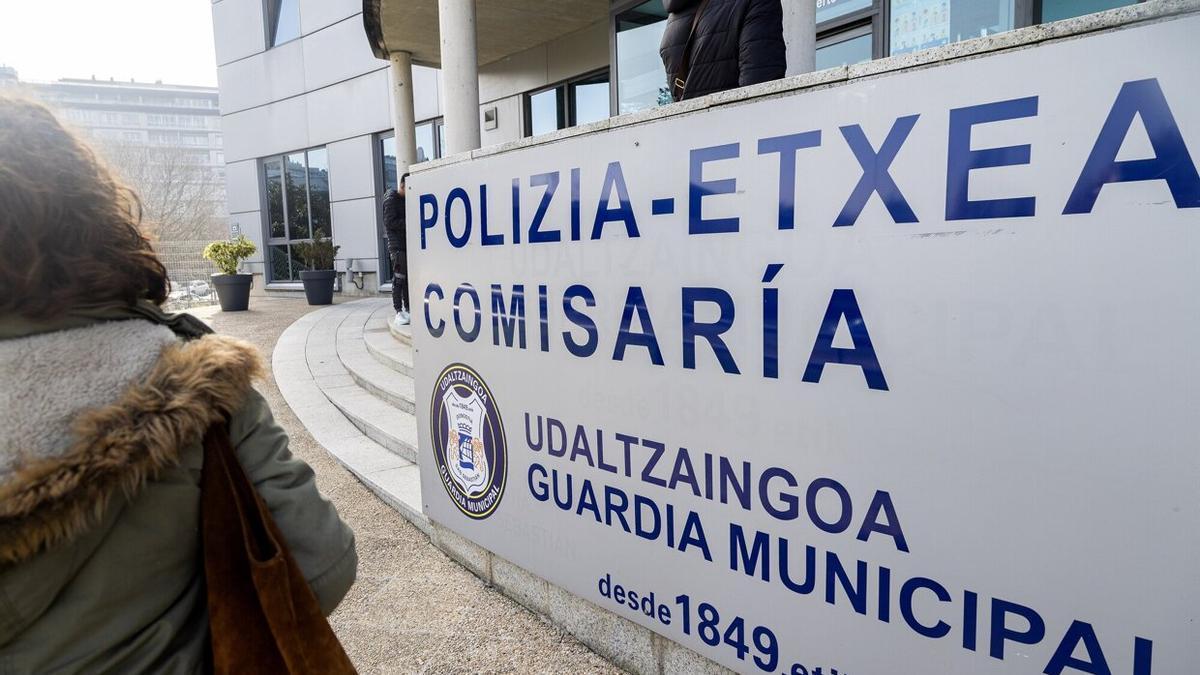 Una mujer accede a la comisaría de la Guardia Municipal de Morlans