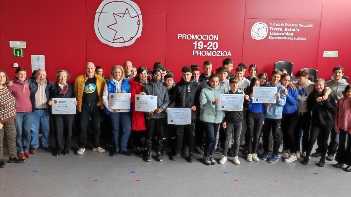 Foto de grupo con los alumnos y alumnas participantes, profesorado y ONG, en el salón de actos.