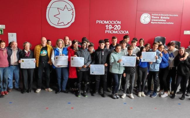 Foto de grupo con los alumnos y alumnas participantes, profesorado y ONG, en el salón de actos. Foto de grupo con los alumnos y alumnas participantes, profesorado y ONG, en el salón de actos.
