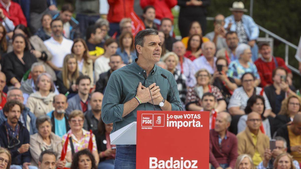 Sánchez interviene en un mitin en Badajoz.