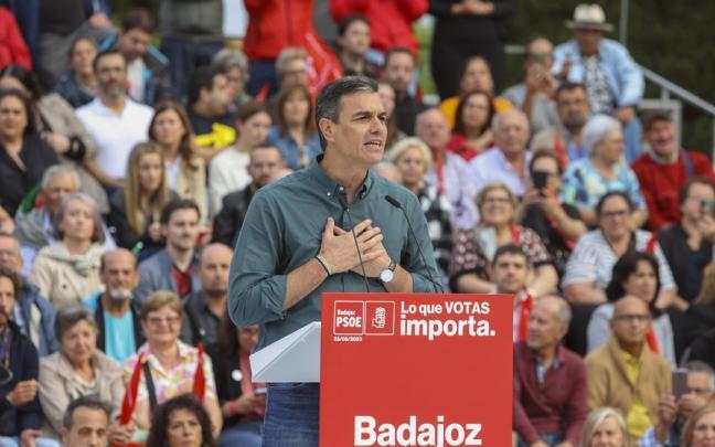Sánchez interviene en un mitin en Badajoz.