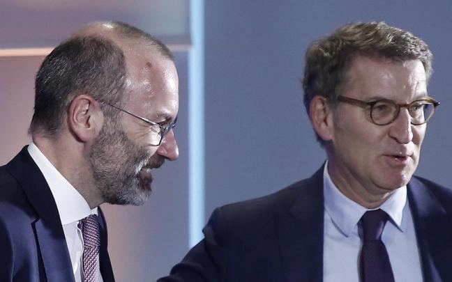 Manfred Weber y Alberto Núñez Feijóo, ayer en Barcelona.