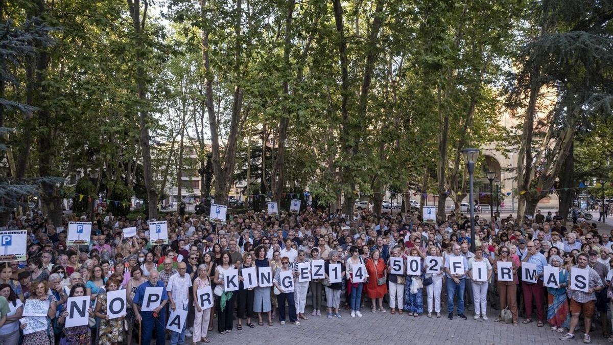 Concentración vecinal contra el parking de la Plaza de la Cruz.