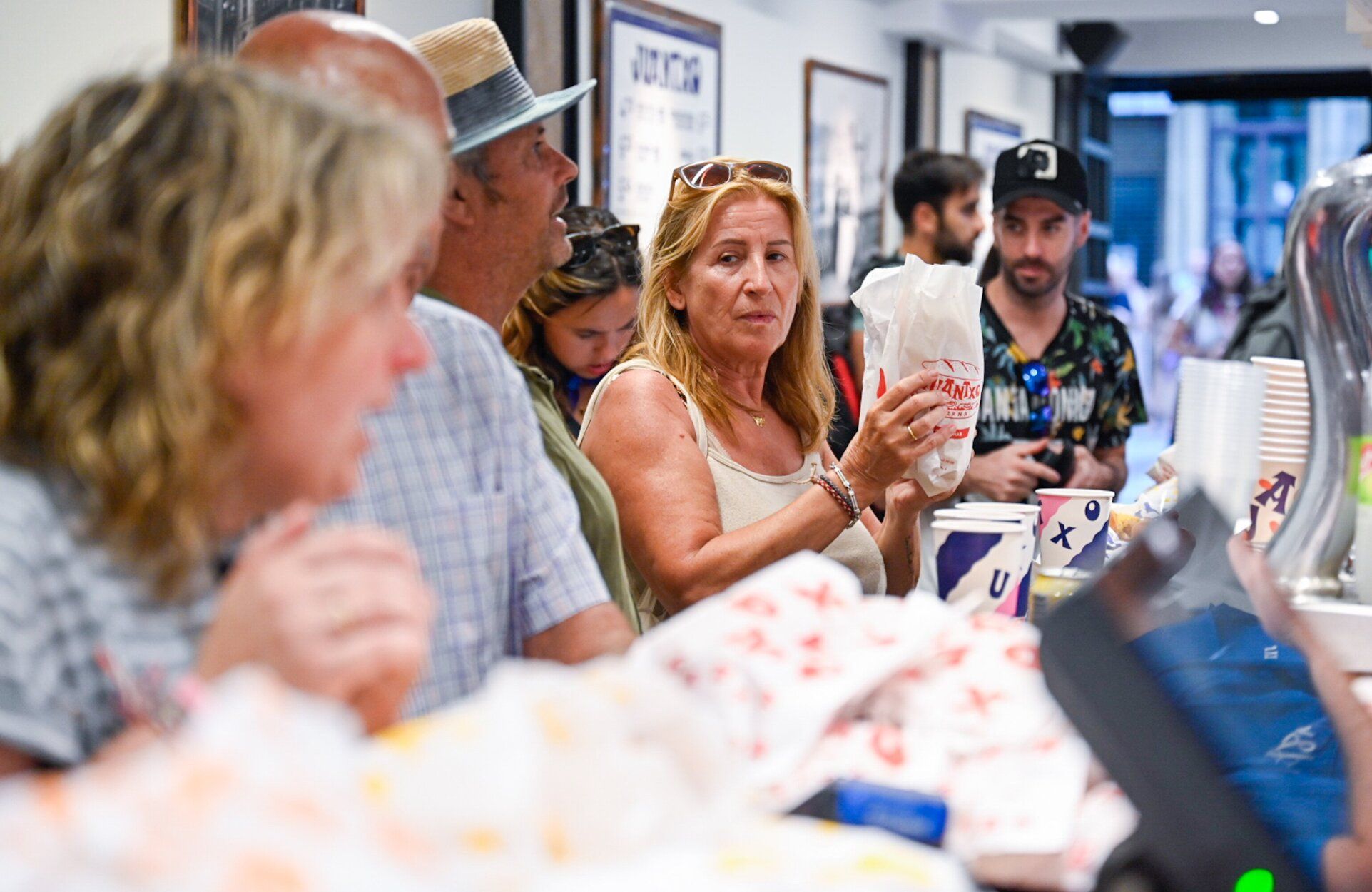 Gente con sus bocadillos en la Semana Grande de Donostia.
