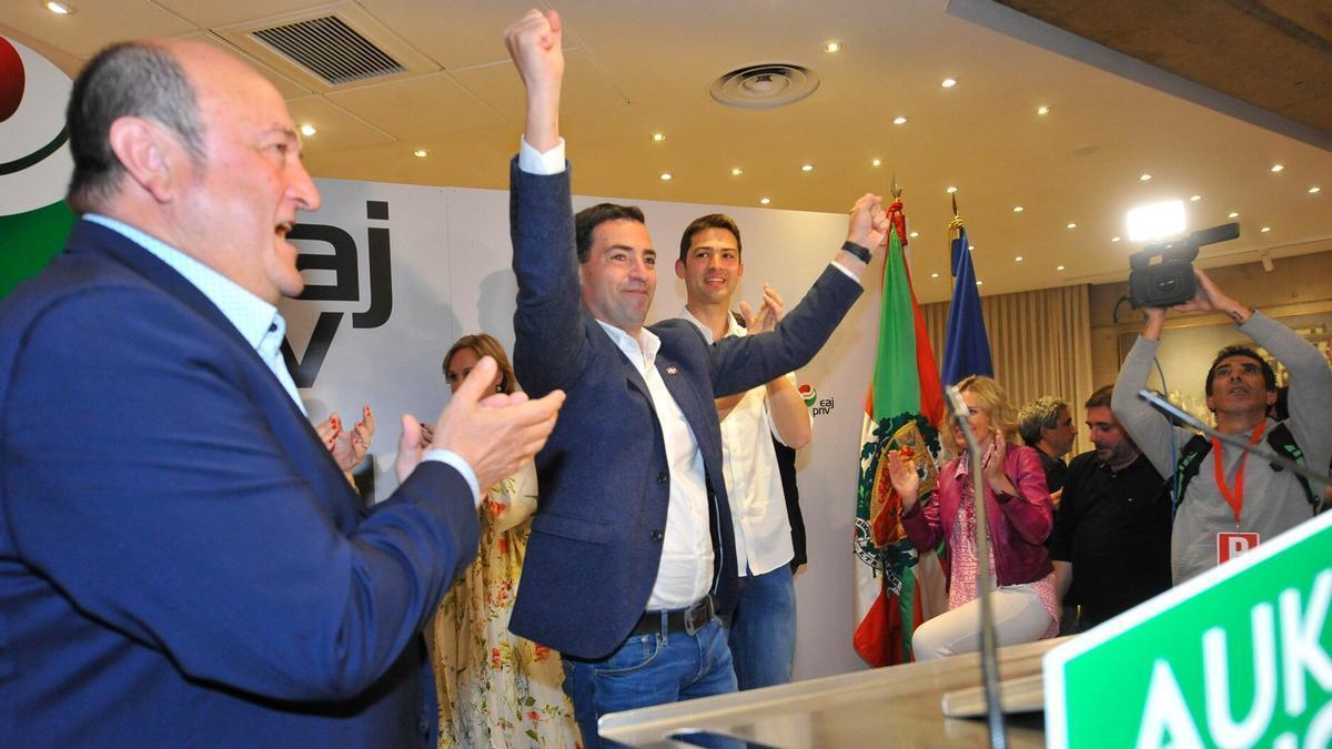 Pradales celebra junto a Ortuzar los resultados electorales.