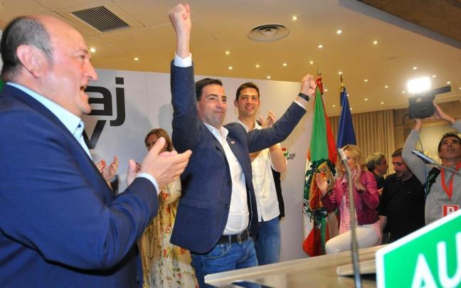 Pradales celebra junto a Ortuzar los resultados electorales. / Jose Mari Martinez Pradales celebra junto a Ortuzar los resultados electorales.