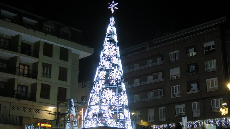El árbol navideño que el Ayuntamiento instaló el año pasado en la calle Labeaga.