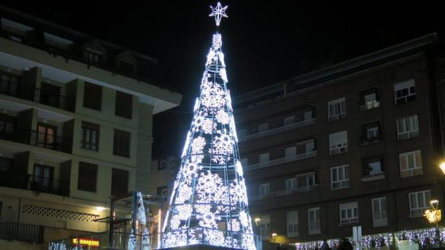El árbol navideño que el Ayuntamiento instaló el año pasado en la calle Labeaga.
