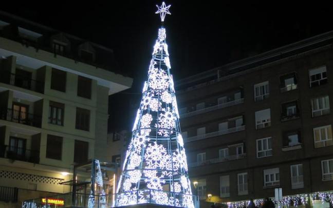 El árbol navideño que el Ayuntamiento instaló el año pasado en la calle Labeaga.