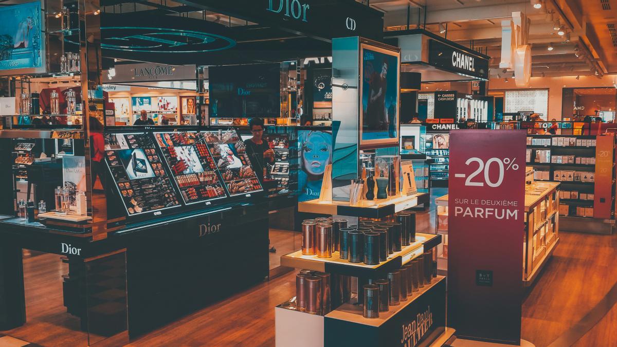 "Una bolsa plegable. Siempre la van a necesitar, y es algo para guardar cosas”, recomienda una de ellos, sobre todo a los amantes de darse un capricho en el 'duty-free'.