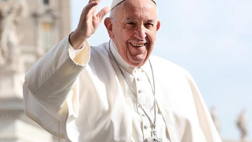 El papa Francisco saluda a fieles
