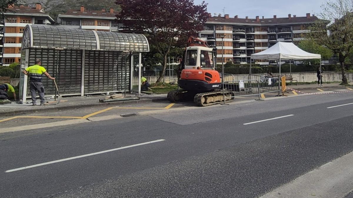 Los usuarios del autobus cuentan con una parada provisional a la espera de la renovacion de las marquesinas.