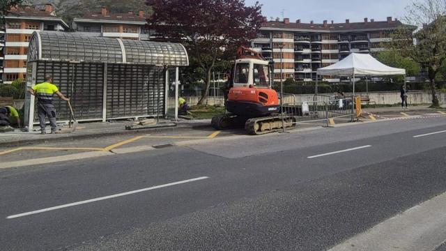Los usuarios del autobus cuentan con una parada provisional a la espera de la renovacion de las marquesinas.
