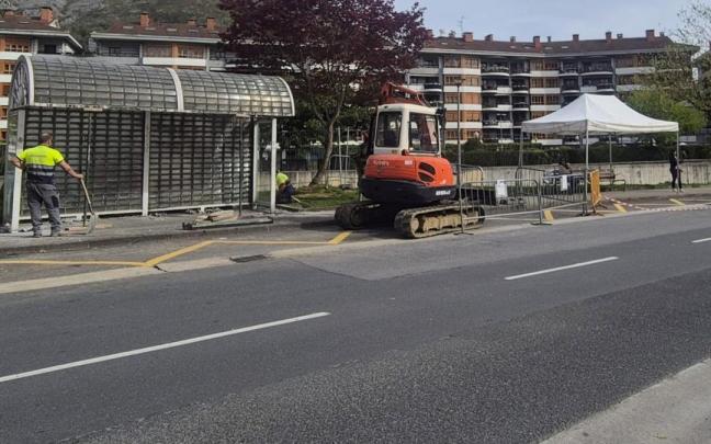 Los usuarios del autobus cuentan con una parada provisional a la espera de la renovacion de las marquesinas.
