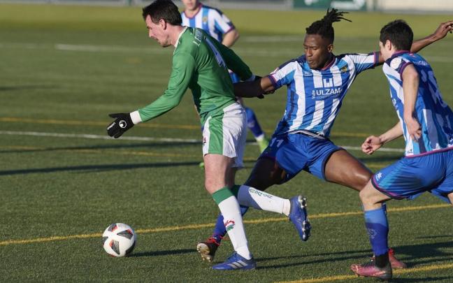 Un jugador del San Juan trata de proteger el esférico ante la presencia de dos futbolistas del Cirbonero. Un jugador del San Juan trata de proteger el esférico ante la presencia de dos futbolistas del Cirbonero.