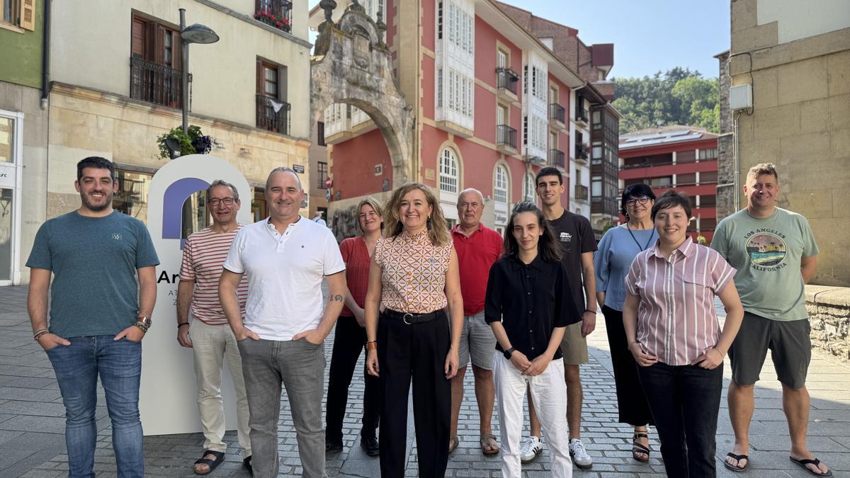 El Gobierno municipal de Arrasate con la alcaldesa a la cabeza.