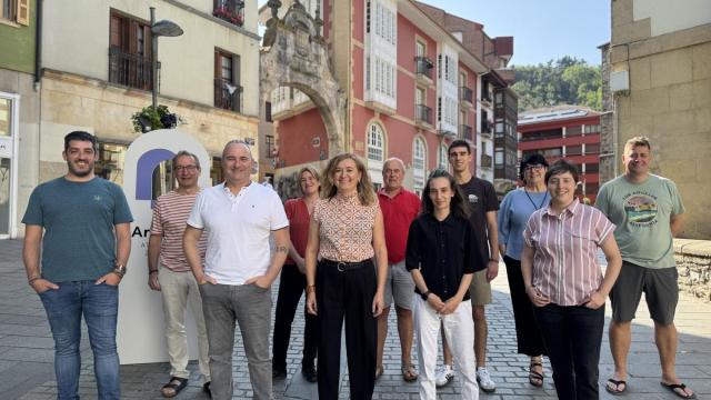El Gobierno municipal de Arrasate con la alcaldesa a la cabeza. / Anabel Dominguez. El Gobierno municipal de Arrasate con la alcaldesa a la cabeza.