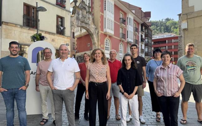 El Gobierno municipal de Arrasate con la alcaldesa a la cabeza.
