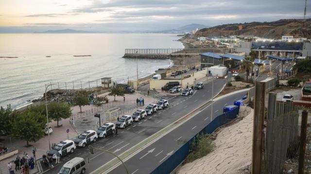 Efectivos de la Guardia Civil, Policía Nacional y Ejército vigilan la frontera del Tarajal.