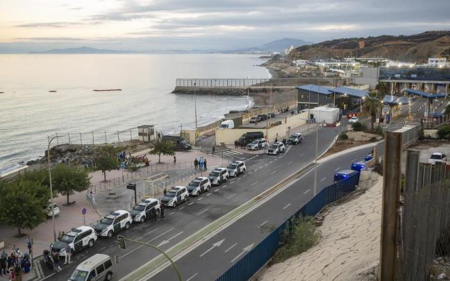 Efectivos de la Guardia Civil, Policía Nacional y Ejército vigilan la frontera del Tarajal.