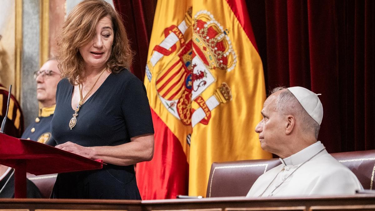 La presidenta del Congreso, Francina Armengol, y el Papa León XIV interviene durante la visita del Pontífice al Congreso.