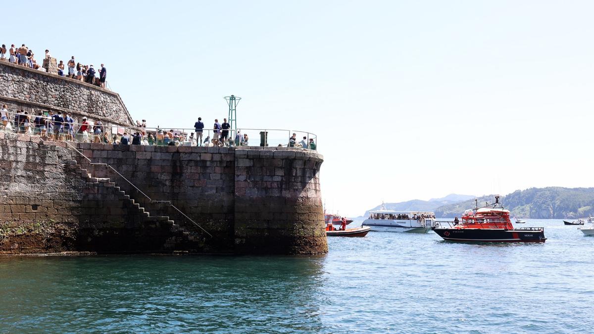 Mucha gente en el puerto de Elantxobe por Madalenas.