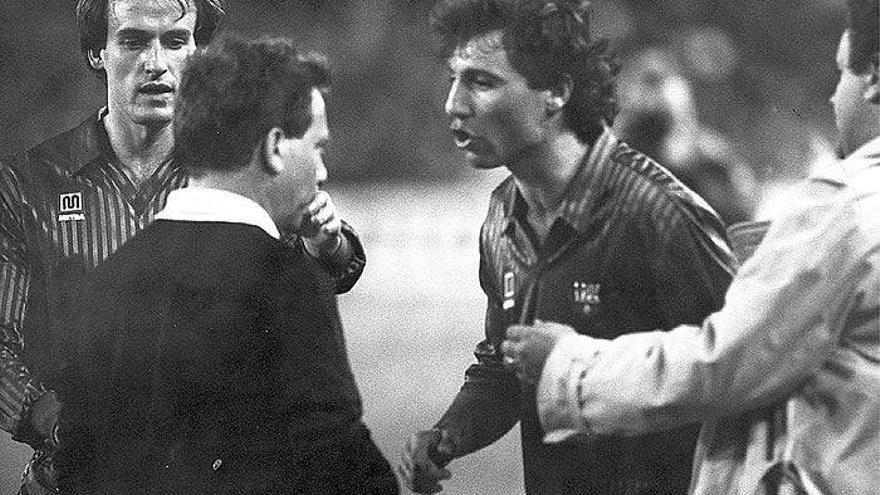 Imagen de archivo del pisotón del exfutbolista Hristo Stoichkov al excolegiado Urízar Azpitarte.
