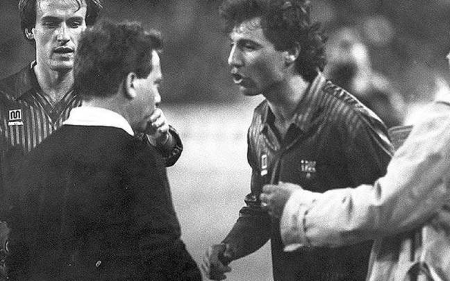 Imagen de archivo del pisotón del exfutbolista Hristo Stoichkov al excolegiado Urízar Azpitarte.