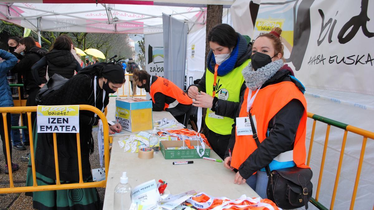 Una dantzari sellando su tarjeta en el control del reto 10.000 Km Baietz! en una anterior edición