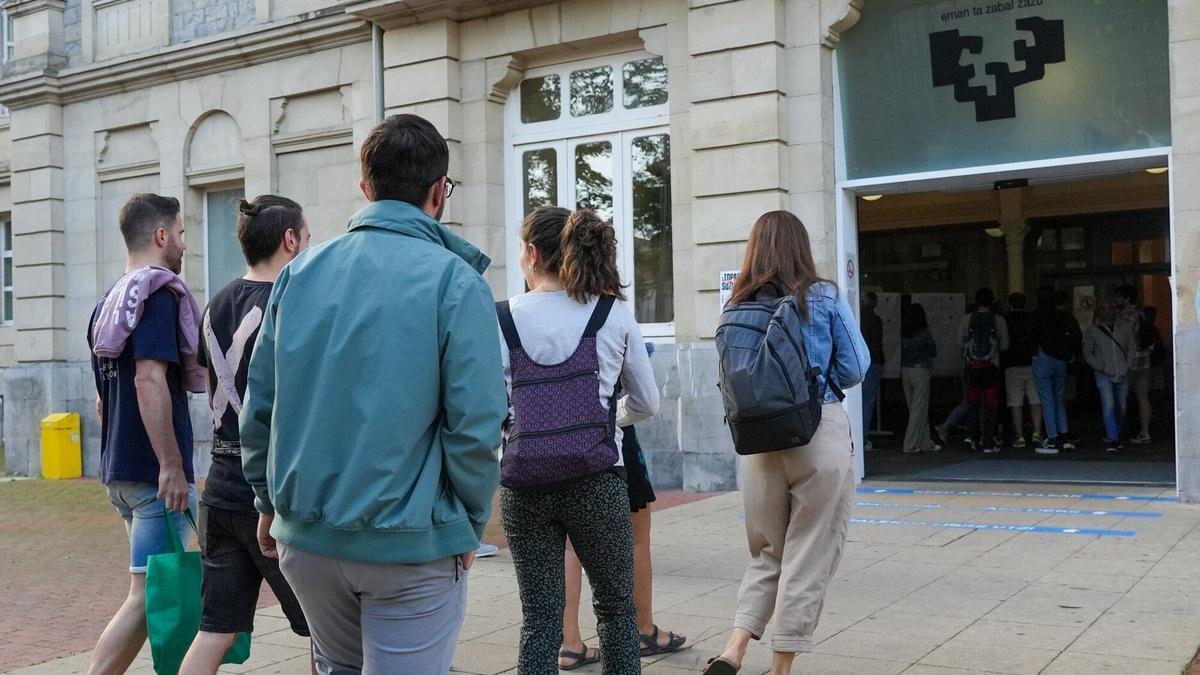 Imagen de una OPE celebrada en el Aulario de las Nieves de la EHU, Vitoria-Gasteiz.