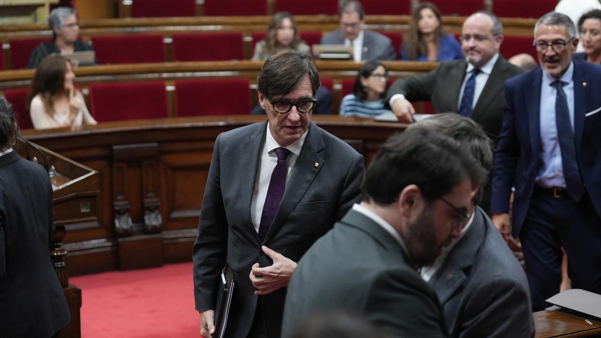 El president de la Generalitat de Catalunya, Salvador Illa, durante una sesión plenaria, en el Parlament de Catalunya.