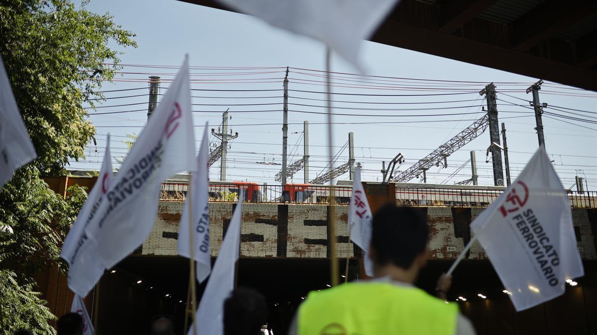 Trabajadores de Renfe se manifiestan convocados por Sindicato Ferroviario.
