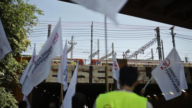 Trabajadores de Renfe se manifiestan convocados por Sindicato Ferroviario.